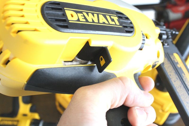 Dewalt DC608 18V Cordless 18GA. Brad Nailer w/ Battery (Excellent Working)  ,Case