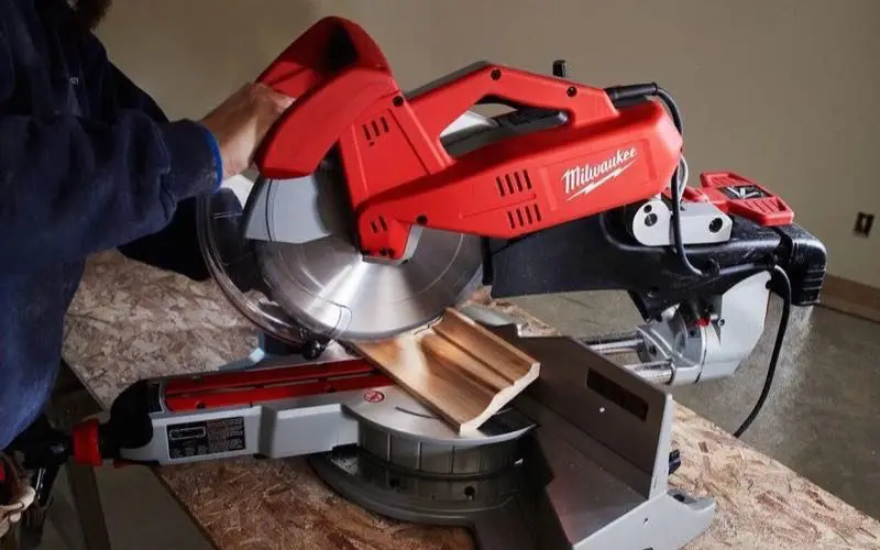 Milwaukee 6955-20 miter saw cutting