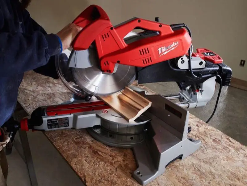 Milwaukee 6955-20 miter saw cutting