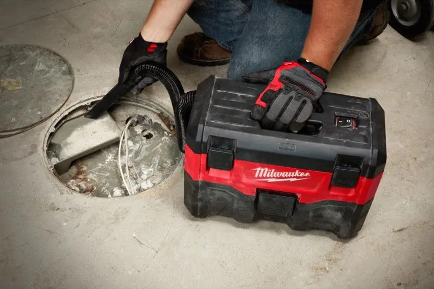 Milwaukee M18 0880 2-gallon wet dry vacuum