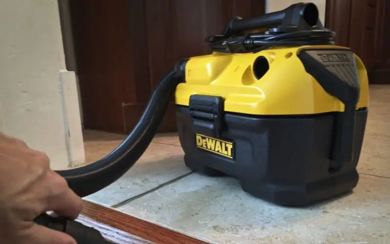 DeWalt 20V DCV581H vacuuming