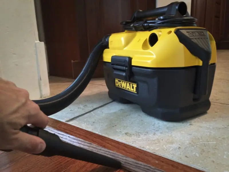 DeWalt 20V DCV581H vacuuming