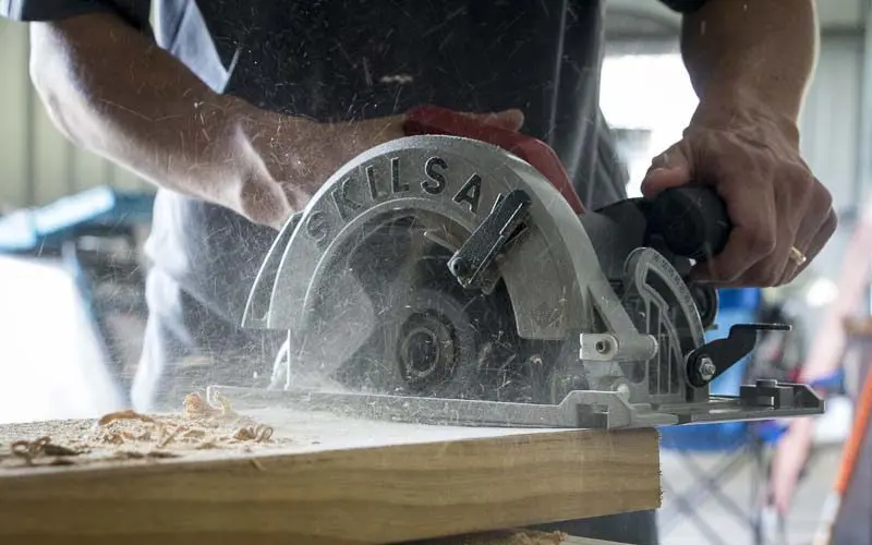 Skilsaw magnesium sidewinder saw cutting