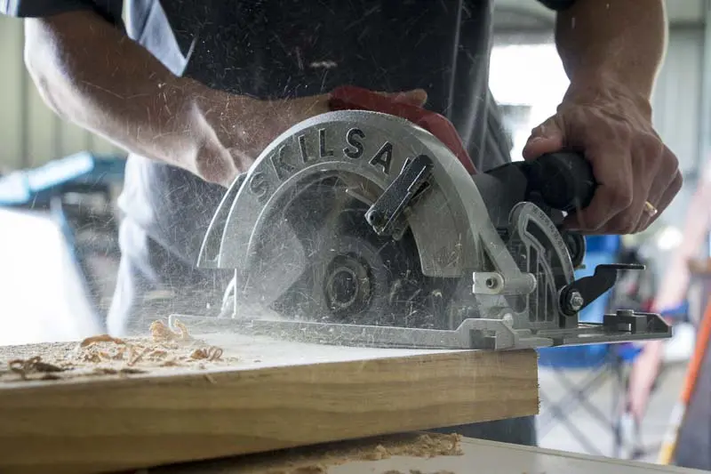 Skilsaw magnesium sidewinder saw cutting