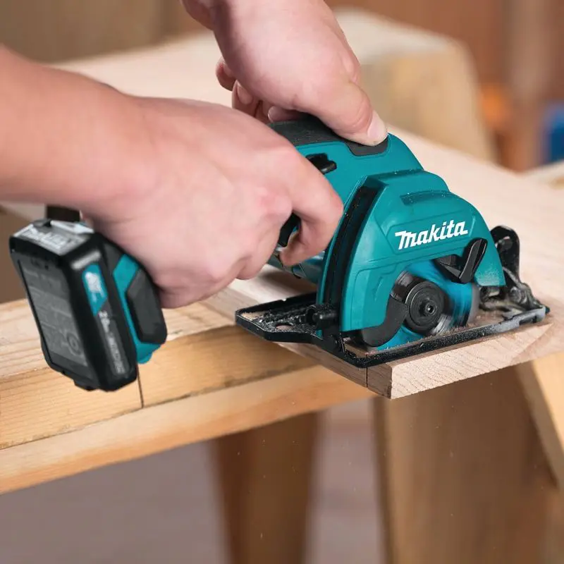 Makita SH02R1 12V handheld circular saw cutting