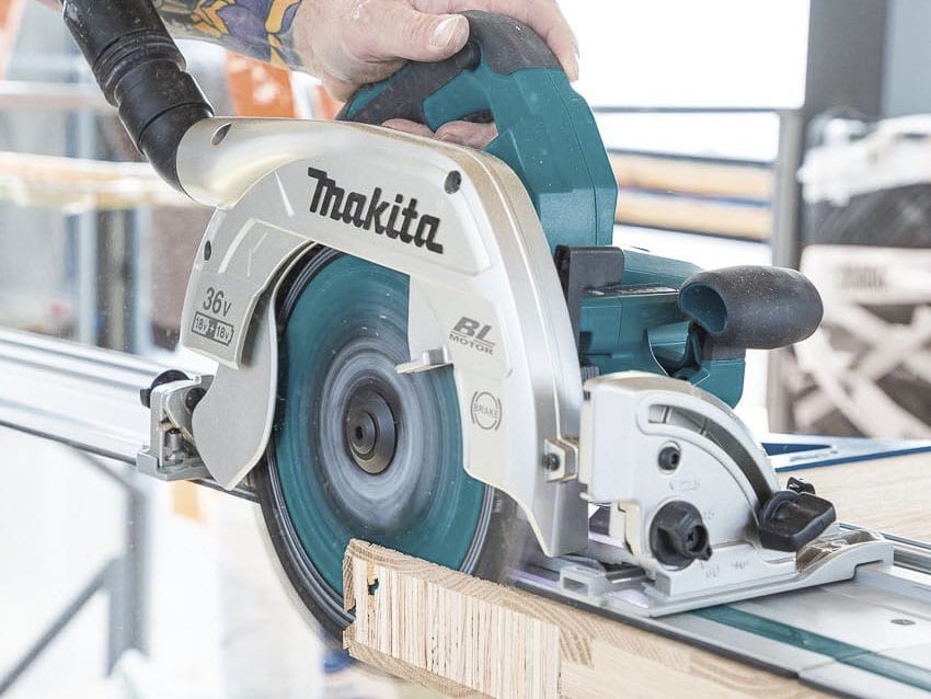 which way does a circular saw blade spin?
